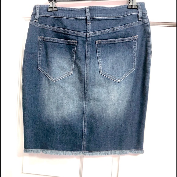 NEW YORK & CO fringe hem jean skirt medium wash size4/size5-6 runs a bit big NWT - Picture 3 of 12